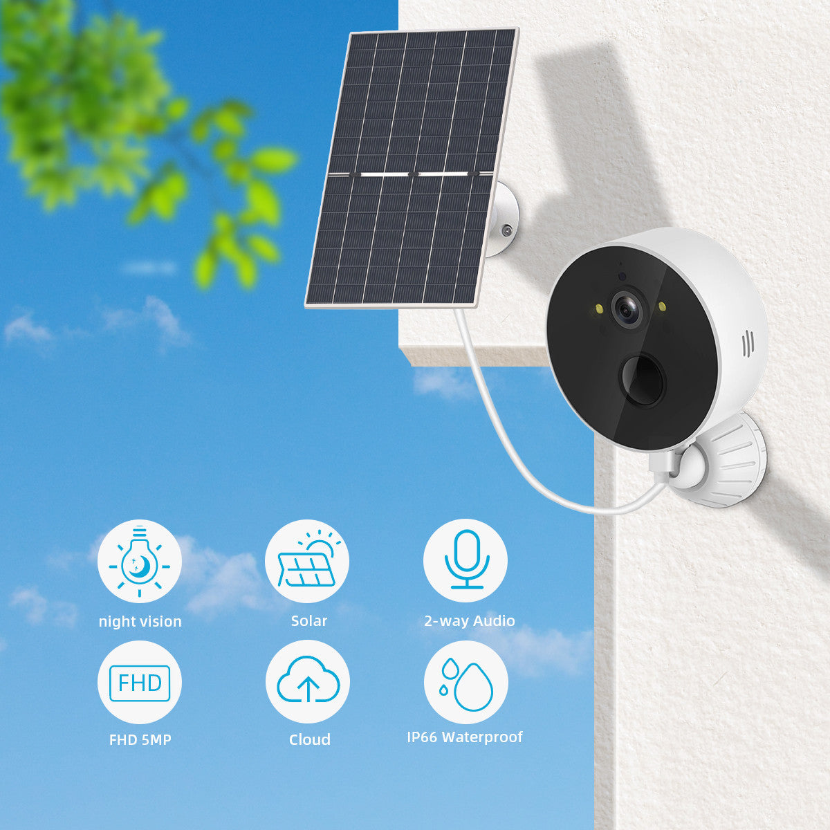 Telecamera e pannello solare installati sulla facciata di casa sotto il sole
