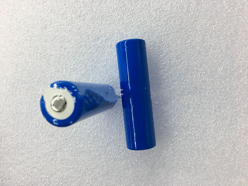 Due batterie blu cilindriche su sfondo bianco, componenti per telecamere di sicurezza