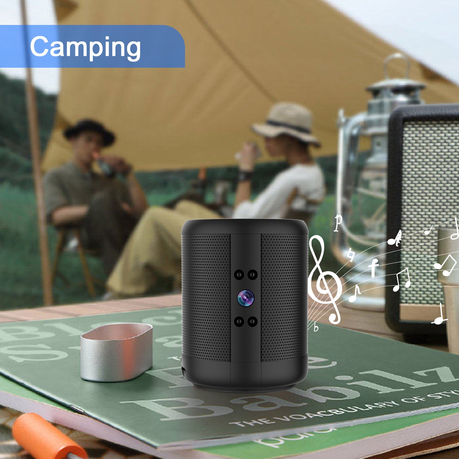 Telecamera con speaker Bluetooth appoggiata su un tavolo durante una giornata in campeggio
