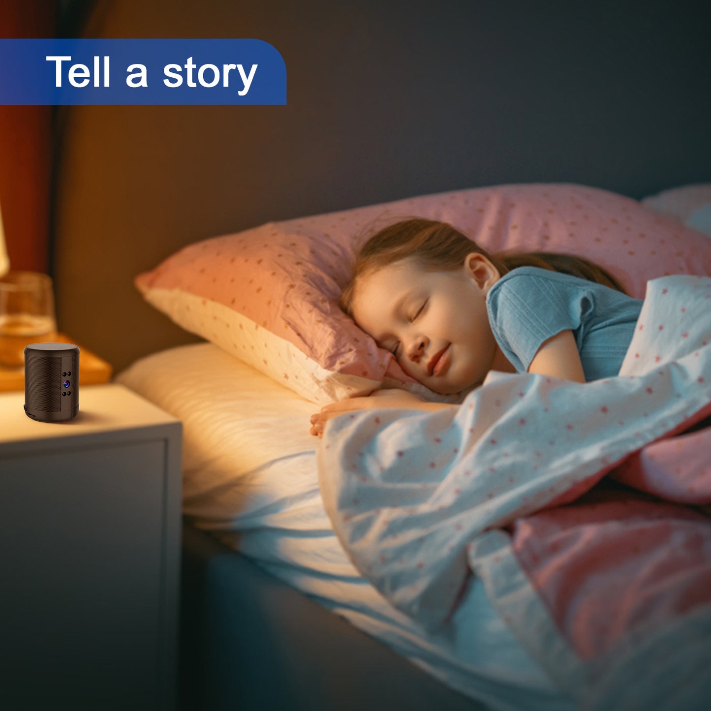 Telecamera speaker accesa sul comodino di una camera da letto con luce soffusa